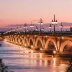 Cette photographie met en avant le pont de pierre lors d'un coucher de soleil. 