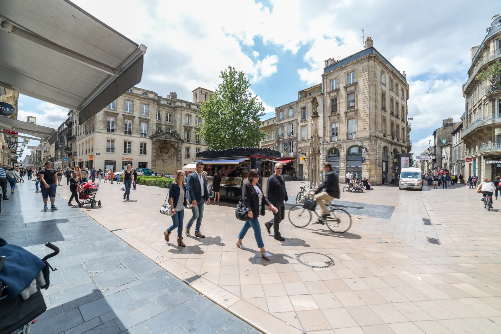 Rue Sainte-Catherine'da yürüyen yayalar ve bisikletliler, Bordeaux'nun ünlü alışveriş caddesi